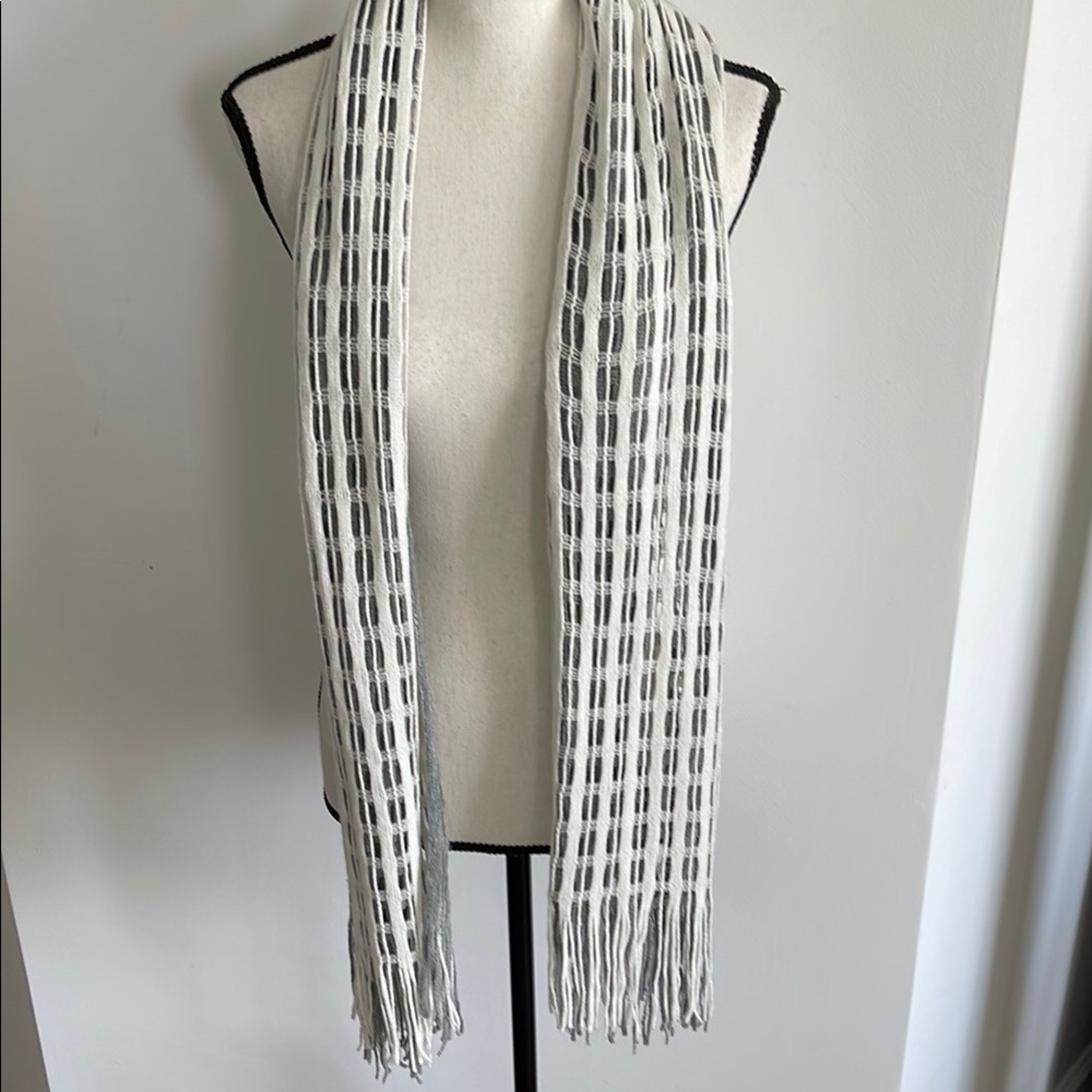Reversible Gray and White Patterned Scarf
